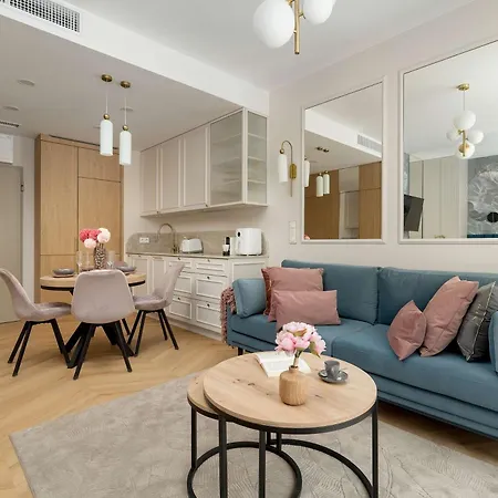 Stylish In With Air Conditioning, Close To The Market Square By Renters Prestige דירה