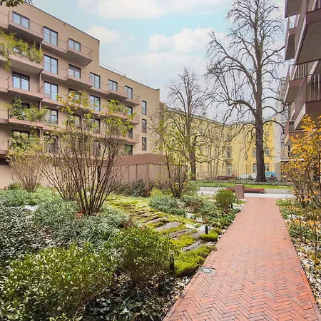 Stylish In With Air Conditioning, Close To The Market Square By Renters Prestige דירה *